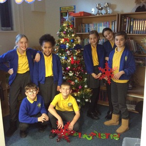 Y6 Decorating the Christmas Tree
