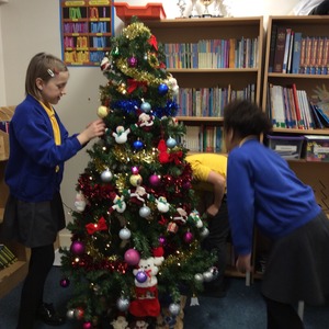 Y6 Decorating The Christmas Tree 2021