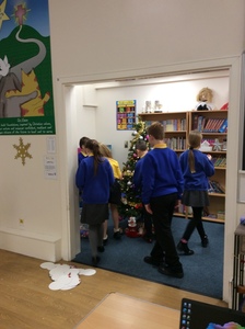 Y6 Decorating the Christmas Tree 