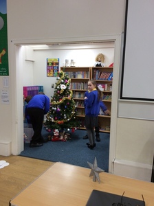 Y6 Decorating the Christmas Tree 